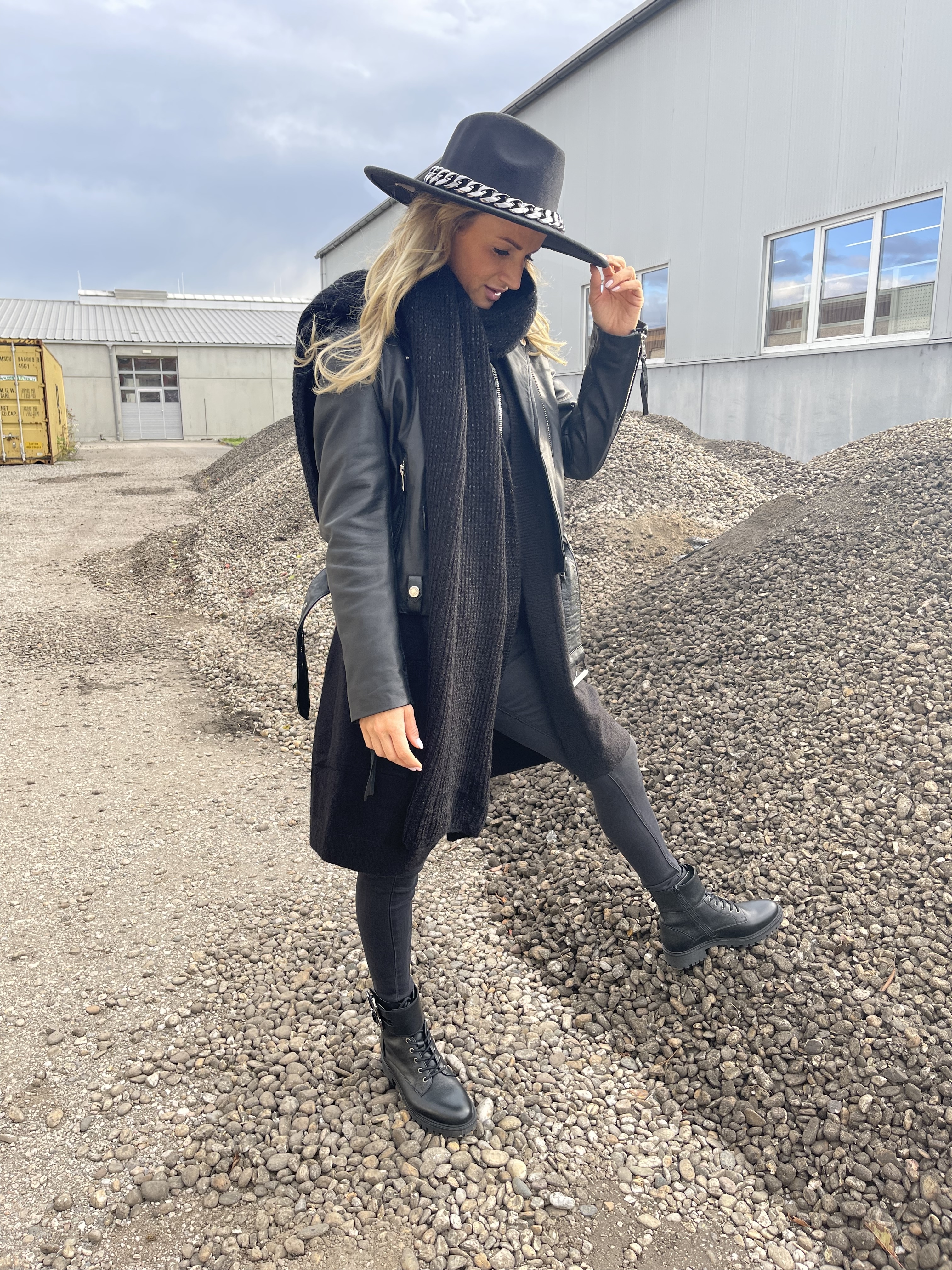 Winter Outfits Damen City Outlet Blog Magdalena Henkel menafit All Black mit Hut